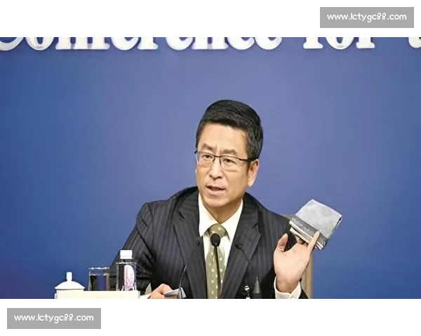 58 岁白岩松足球赛滑倒引担忧:健康亮红灯,运动安全需警惕 58 岁白岩松足球赛滑倒引担忧:健康亮红灯,运动安全需警惕