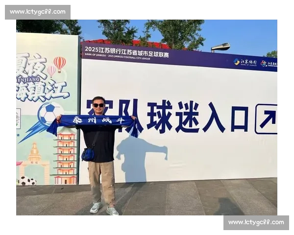 泰州球迷误闯徐州专列被 “宠成家人”:一场跨越球场的温情邂逅 泰州球迷误闯徐州专列被 “宠成家人”:一场跨越球场的温情邂逅