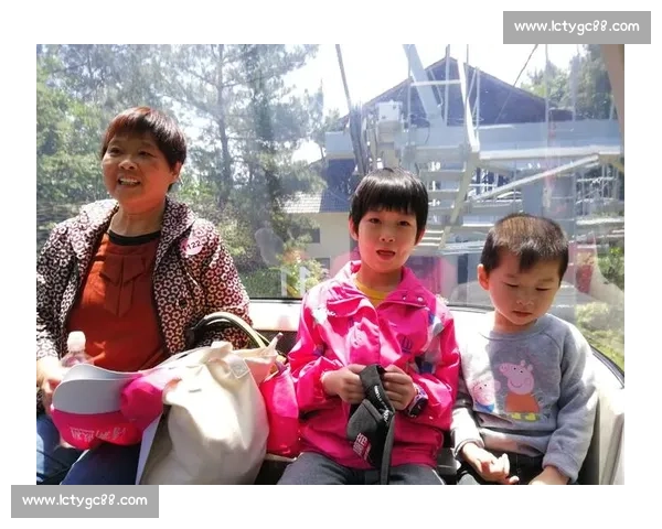 真假 C 罗同框:“兄弟,你太丑了!” 真假 C 罗同框:“兄弟,你太丑了!”